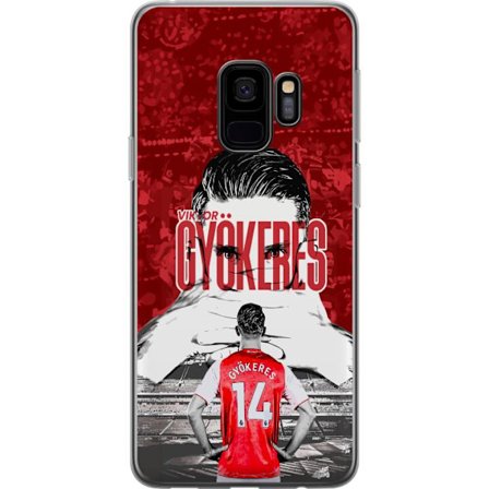 Yhteensopiva Puhelinkuori Samsung Galaxy S9 Punainen dramaattinen kollaasikuva, jossa esiintyy Viktor Gyökeresin muotokuva ja pelaajia takaapäin are