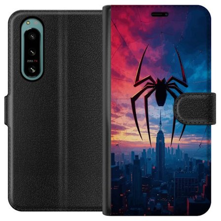 Yhteensopiva Lompakkokotelo Sony Sony Xperia 5 IV Tyylikäs hämähäkki kaupungin horisontin yläpuolella dramaattisessa auringonlaskussa, graafinen