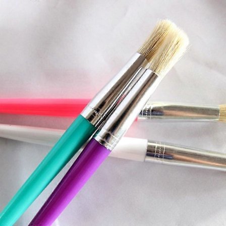 Sett med 8 stk fargerike pensler for maling for barn