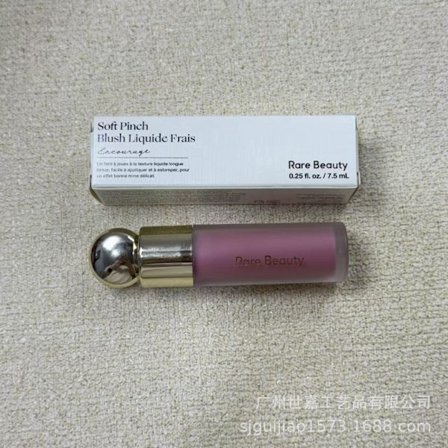 Lätt flytande rouge, mångsidig (kan användas på läppar och kinder), återfuktande och naturlig makeup-effekt.