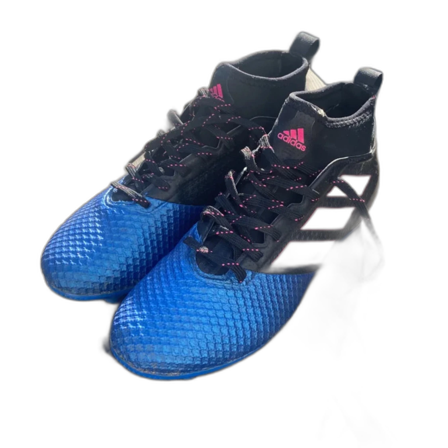 Blå och svarta fotbollsskor från Adidas