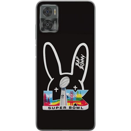 Kompatibel Mobilcover til Motorola Moto E22i Bad Bunny portræt med åben skjorte, tatoveringer og krøllet hår i stilfuld modefotografering