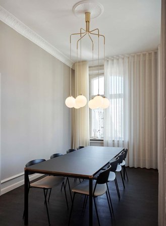 Apiales taklampe cluster 6 - brushed brass/opal