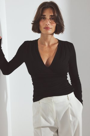 NA-KD - Soft Line topp med rysjer og V-hals - Langermede T-skjorter - Svart - L