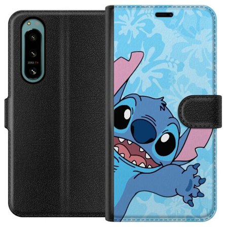 Kompatibelt Lommeboketui til Sony Xperia 5 IV Leken illustrasjon av Stitch som strekker seg mot kameraet på lyseblå blomstret bakgrunn
