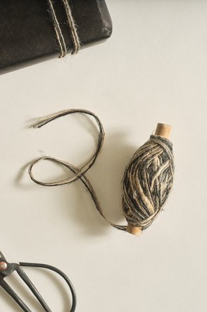 Jotex - Jutesnor Naturhvit/svart - MELWIN - Kjøp Gavepapir & gavebånd hos Jotex