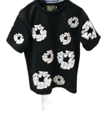 Svart t-shirt med vita broderade cirklar