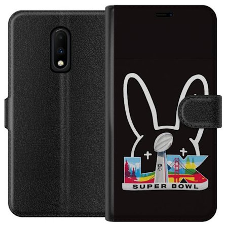 Kompatibel Tegnebogsetui til OnePlus 7 Bad Bunny portræt med åben skjorte, tatoveringer og krøllet hår i stilfuld modefotografering