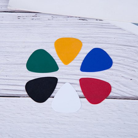 10 kitarakieltä eri väreissä