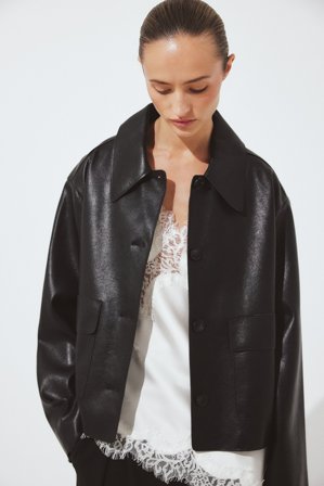 NA-KD kurze Kunstlederjacke mit Knopfdetail - Kunstlederjacken - Schwarz - EU 32