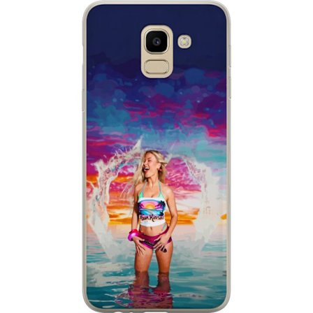 Kompatibelt Mobildeksel til Samsung Galaxy J6 Blond kvinne i fargerik strandantrekk som leker i havet ved solnedgang