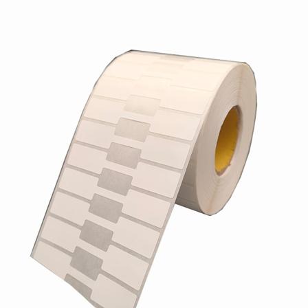 Hvit termisk papir 70*12*2000 ark Perforerte termiske klistremerker for adressepost, strekkode(tynn stripe i midten har lim)