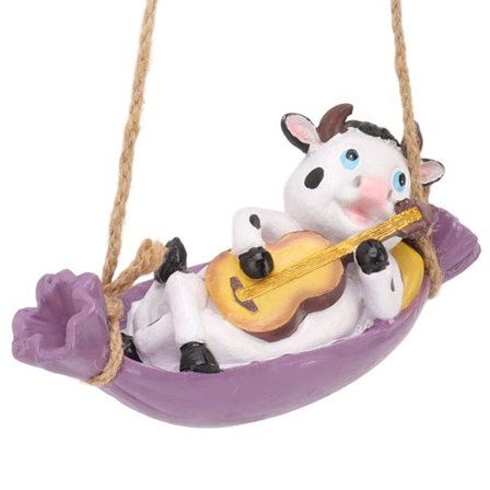 Ku spillende gitar hagestatue levende søt hengende harpiks storfe skulptur kunstdekorasjon for plen uteplass gårdsplass melkeku