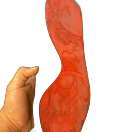 Blå sneakers med röd sula