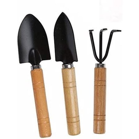 3 stk hageredskaper, liten spade, rive og spade med trehåndtak
