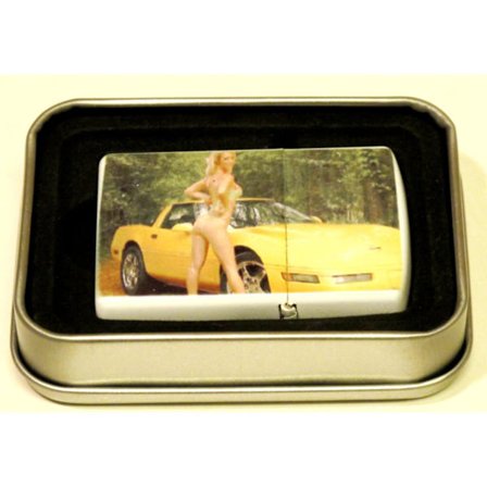 Bensintändare bil och tjej