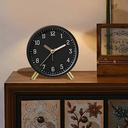 Batteridrevet analog vekkerklokke med stille drift og mykt LED-nattlys for eldre studenter og profesjonelle - Hvit