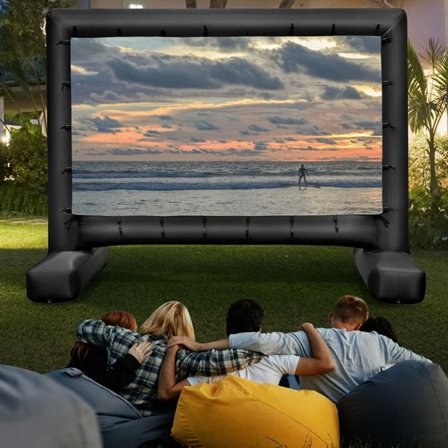 Oppusteligt projektorlærred 143" med pumpe og jordspyd