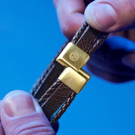 Nomen | Bracelet triple bolo en cuir marron avec plaque d'identité en métal doré pour hommes - Bracelets en cuir