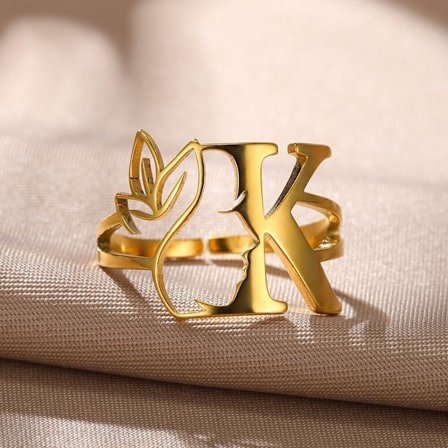 Rostfritt stål Guldfärg Blombokstäver Ringar för kvinnor Alfabetsmycken Pretty Girl Initialer Justerbara Ringar Festpresenter