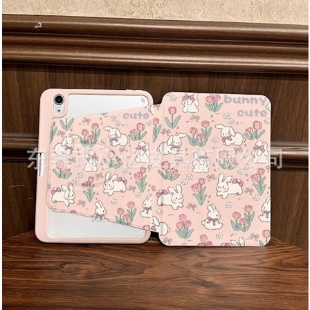 Etui for iPad A16 1111"2025 roterende bokholder rosa kanin og svart sløyfe