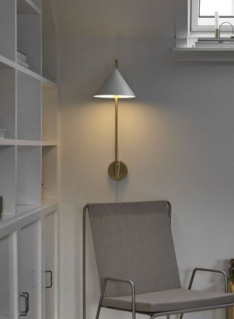 Yuh vegglampe - hvit/messing