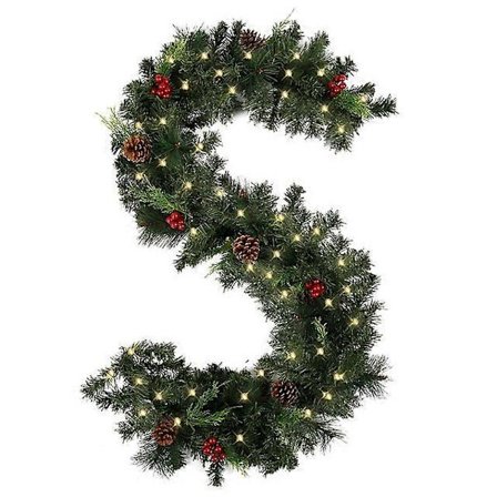 Kranser med kongler, røde bær, kunstig girlander for peiser, trapper, inngangsdør, nyttårsdekorasjon