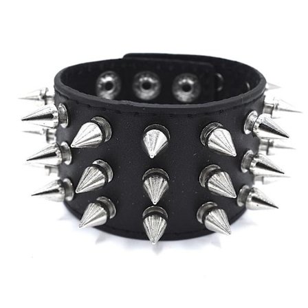 Musta rannekoru terävillä niiteillä