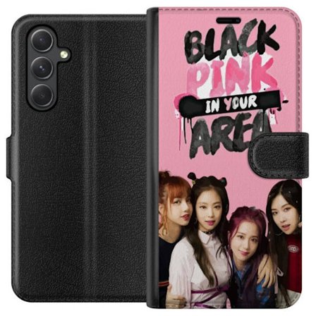 Yhteensopiva Lompakkokotelo Samsung Galaxy A15 5G BLACKPINK In Your Area, jossa ryhmäkuva Lisa, Jennie, Jisoo ja Rosé vaaleanpunaisen taustan edessä,