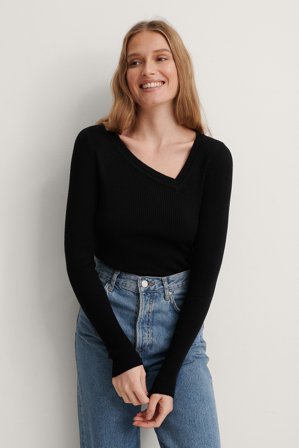 NA-KD Ribbstickad Tröja Med Asymmetrisk Halsringning - Stickade tröjor - Svart - Medium
