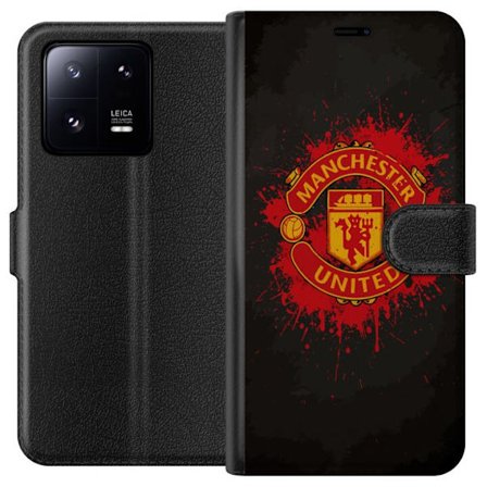 Yhteensopiva Lompakkokotelo Xiaomi Xiaomi 13 Pro Manchester United logo punaisella ja keltaisella värillä, raikas urheilullinen tausta