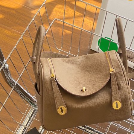 Lindy Mini Messenger Bag i Ko-Läder för Kvinnor Khaki med Stor Guldknapp 26cm