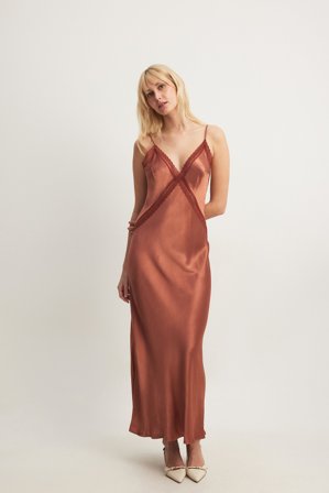 NA-KD - Kjole i sateng med blondedetaljer - Festkjoler - Rød - EU 40
