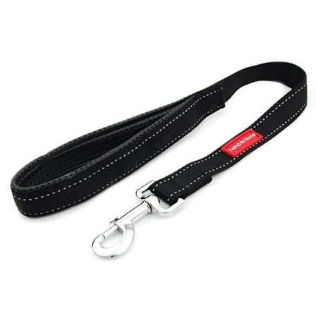 Kort hundkoppel med vadderat handtag för bra kontroll