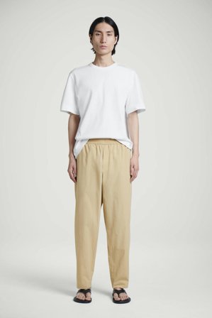 COS Männer Schmal Zulaufende Baumwollhose in Beige