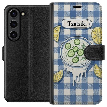 Kompatibelt Plånboksfodral till Samsung Samsung Galaxy S24 Grekisk tzatzikiskål illustration, gurka citron dill blått rutigt mönster, köksplansch