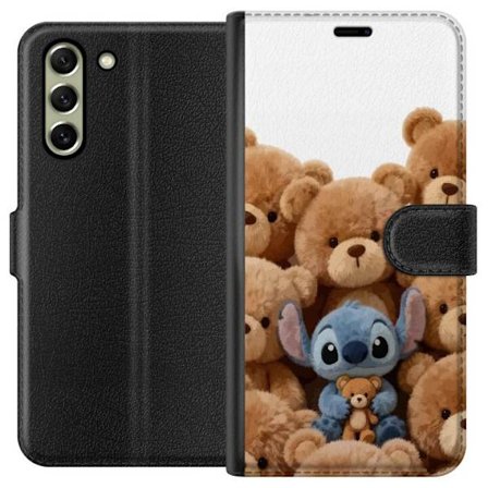 Kompatibel Tegnebogsetui til Samsung Samsung Galaxy S21 FE 5G Sød og sikker illustration med Stitch omgivet af bamser, der skaber en varm og legende