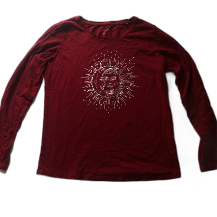 Röd långärmad tröja med sol- och måntryck