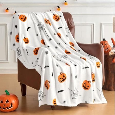 Halloweenfilt 130×150 cm – Mjuk Filt med Spöken, Pumpor & Fladdermöss – Flanellfilt för Soffa & Säng – Dekorativ Höstfilt – Vit