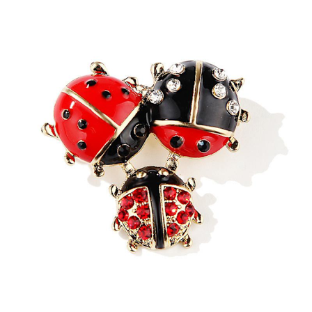 GHYT Fashion Cartoon Simple Enamel Tre Ladybugs Brosch Pin Damkläder Pin Tillbehör