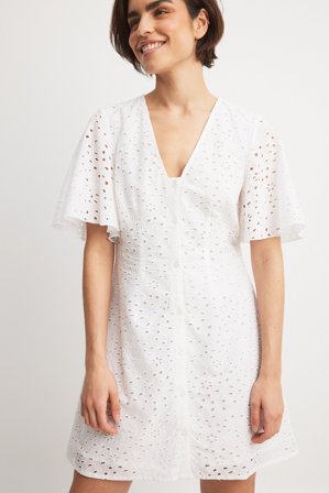 NA-KD - Minikjole med knapper og Anglaise-detaljer - Kjoler til konfirmasjon - Hvit - EU 34