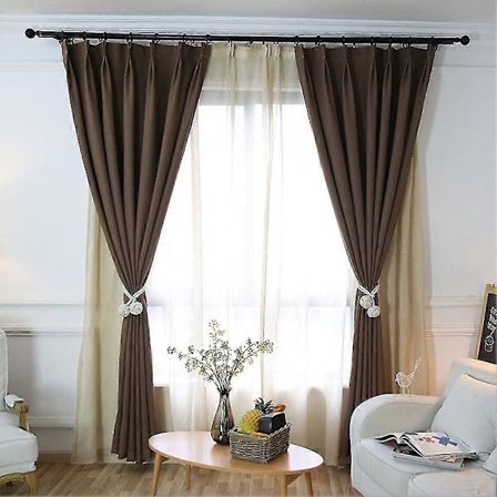 Kaksi käsityönä valmistettua verhoklipsua, verhon solmittavat narut, puuvillaiset solmittavat verhot, verhon pidikkeet, verhon soljet