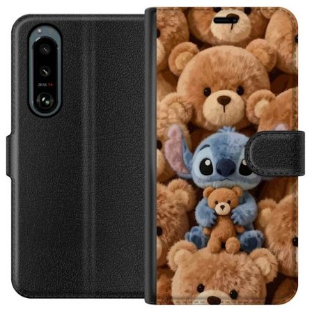 Kompatibel Tegnebogsetui til Sony Xperia 5 III Stitch omgivet af brune teddybjørne med en lille teddybjørn i armene i en sød og hyggelig kawaii-des