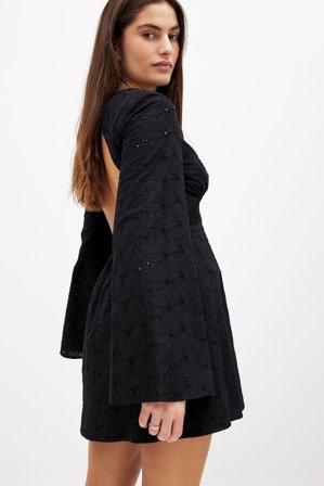 NA-KD - Anglaise minikjole med trompetermer - Kjoler - Svart - EU 42