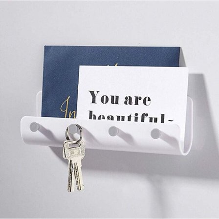 Monipuolinen seinälle kiinnitettävä postiteline, jossa 4 avainlenkkiä, liimattava kirjelaatikko