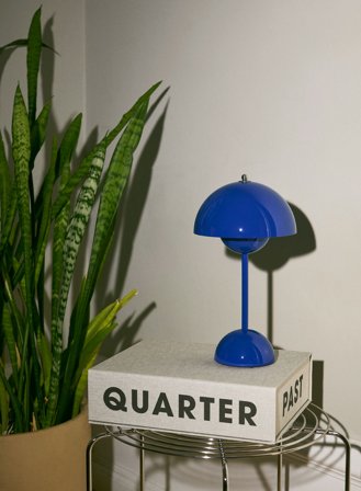 Flowerpot VP9 oppladbar bordlampe H30 - kobolt blå