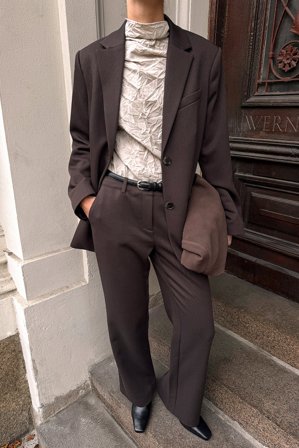 JanniDelerXNaKd Utsvängda byxor i twill med mellanhög midja - Utsvängda byxor - Brun - EU 44