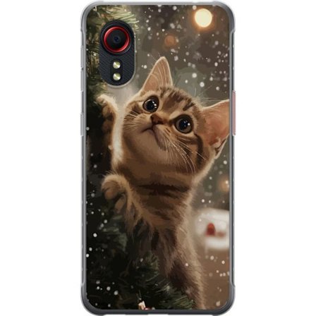 Kompatibelt Mobilskal till Samsung Samsung Galaxy Xcover 5 Jul Katt i granens ljus med snöfall, perfekt motiv för julälskare och kattfantaster med