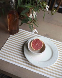 Raidallinen Nina-pöytätabletti Kauran beige