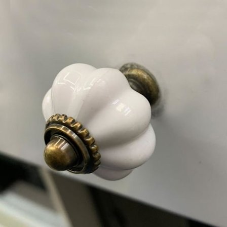 Hvide og bronze keramiske skabsknopper med græskarskruer (sæt med 8)